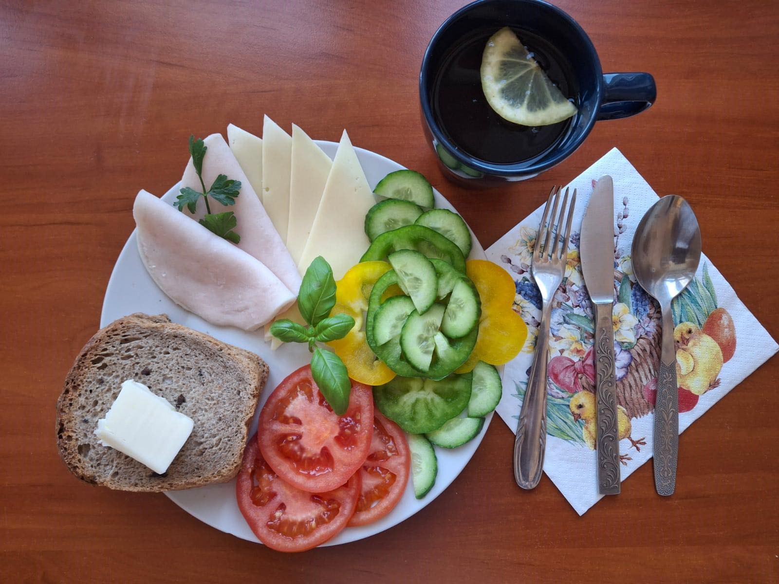 Chleb żytni, ser, wędlina, warzywa