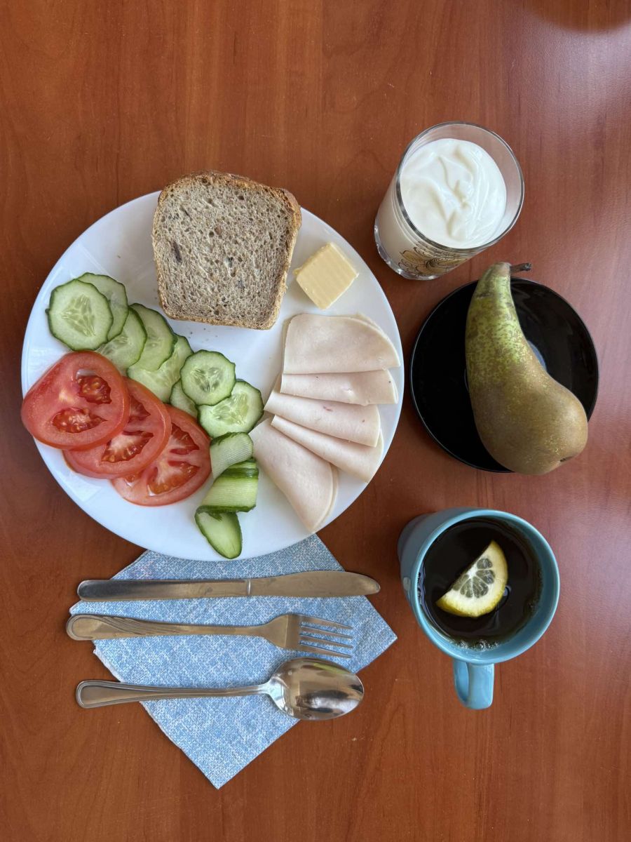 Jogurt naturalny, gruszka, pieczywo razowe, wędlina, warzywa
