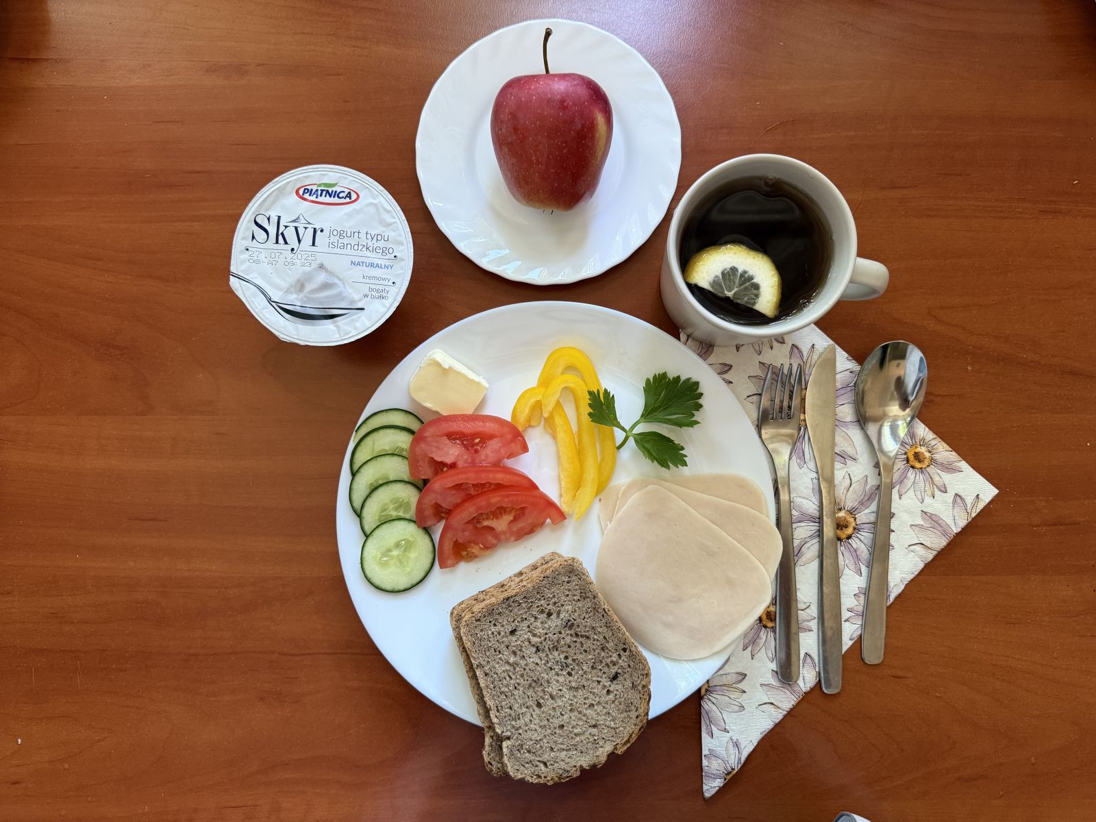 Chleb żytni, wędlina, warzywa, masło, skyr, jabłko i herbata