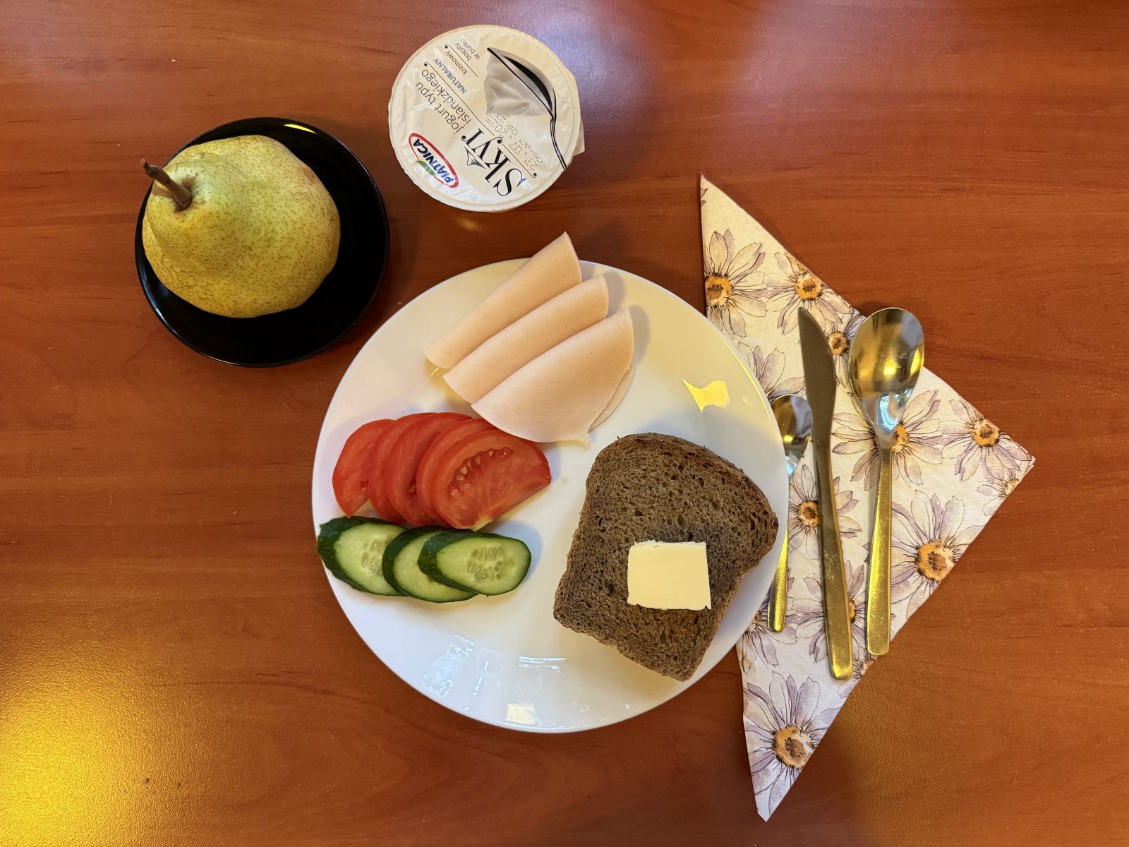 Chleb żytni, wędlina, warzywa, gruszka i skyr