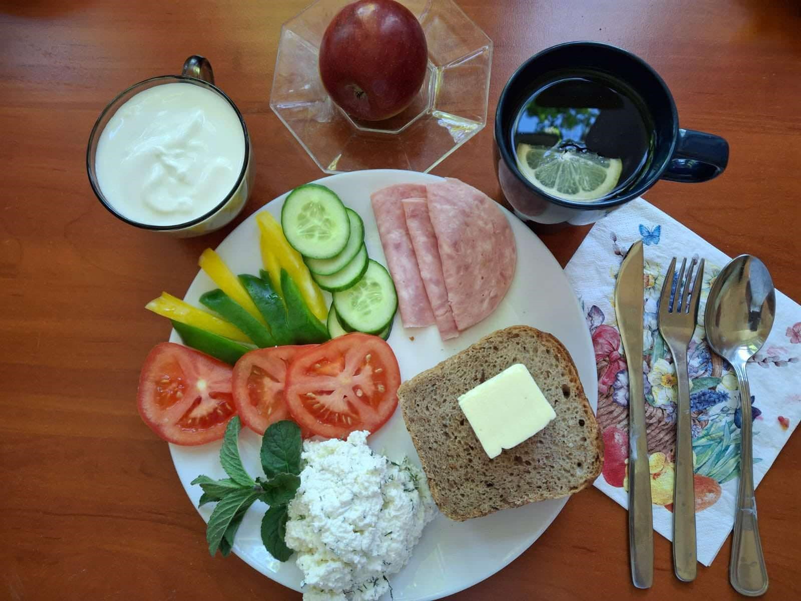 Jogurt naturalny, jabłko, chleb żytni, wędlina, twarożek, warzywa i herbata