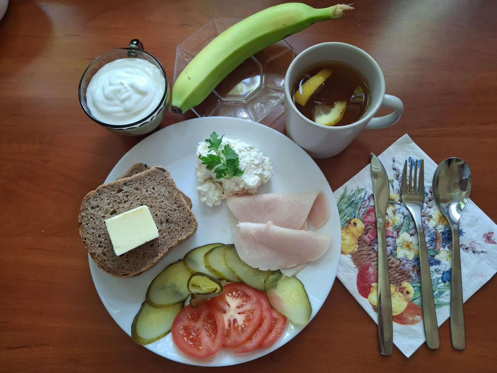 Jogurt naturalny, banan, pieczywo żytnie, twarożek, wędlina, warzywa i herbata