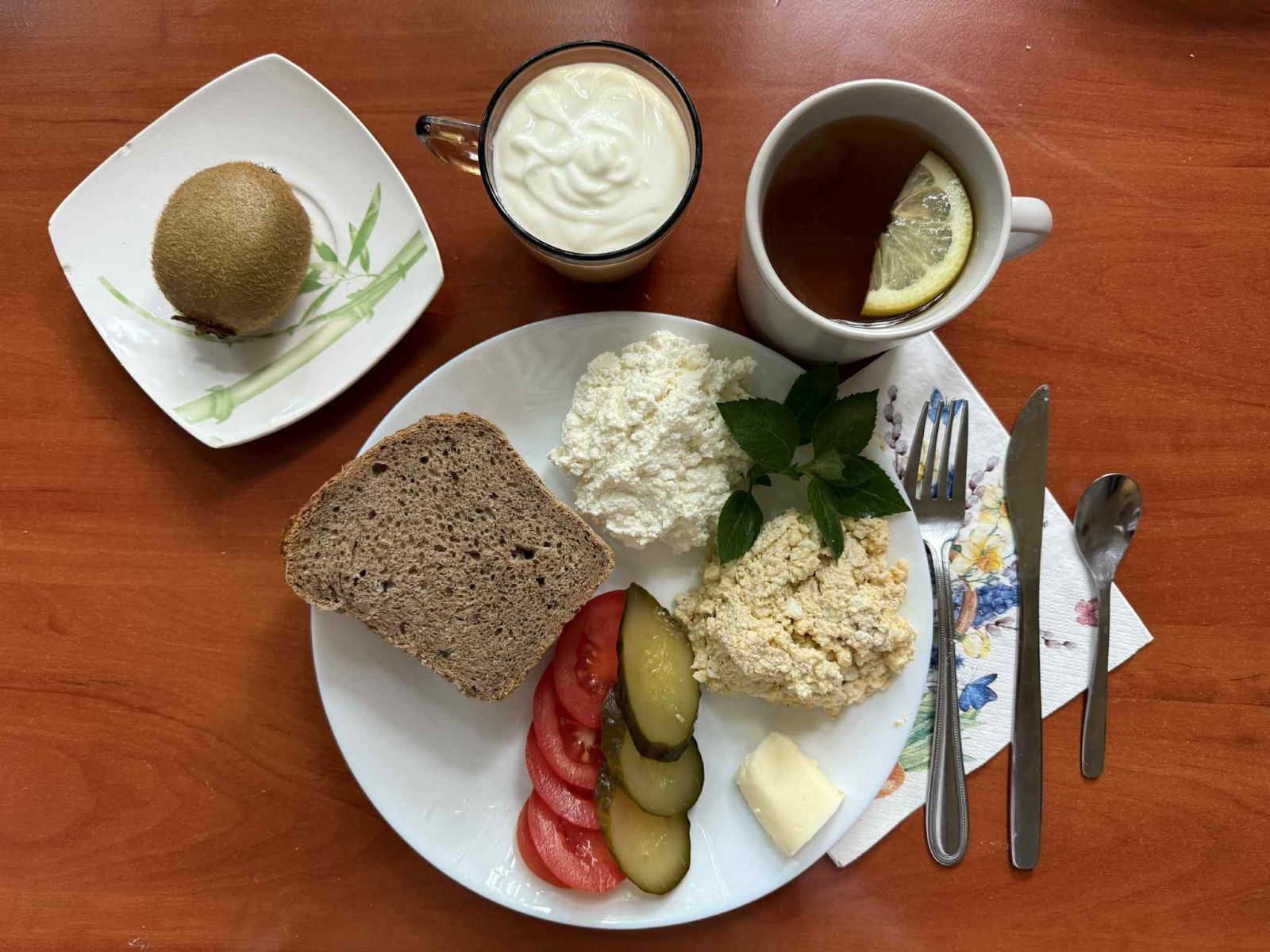 Jogurt naturalny, kiwi, chleb żytni, warzywa, masło, pasta jajeczna z tuńczykiem i herbata