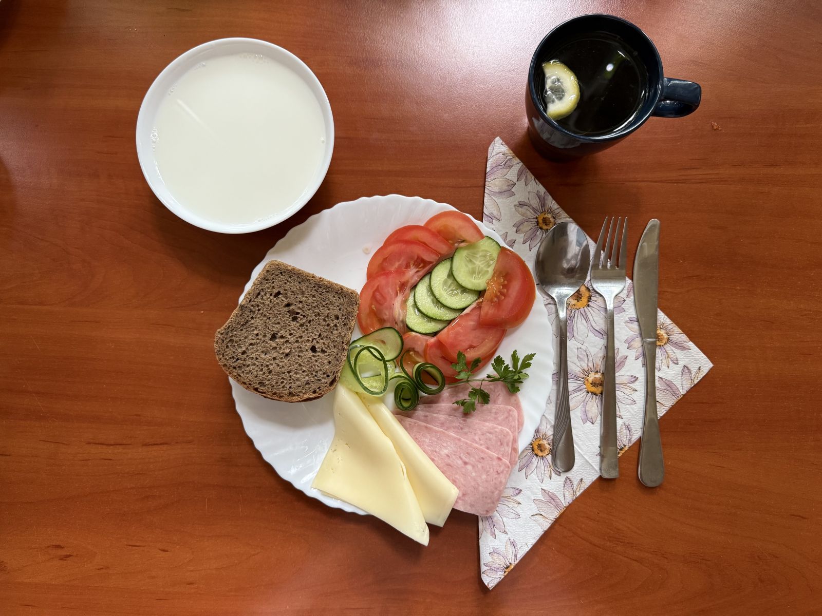 Zupa mleczna, pieczywo żytnie, wędlina, ser, warzywa i herbata