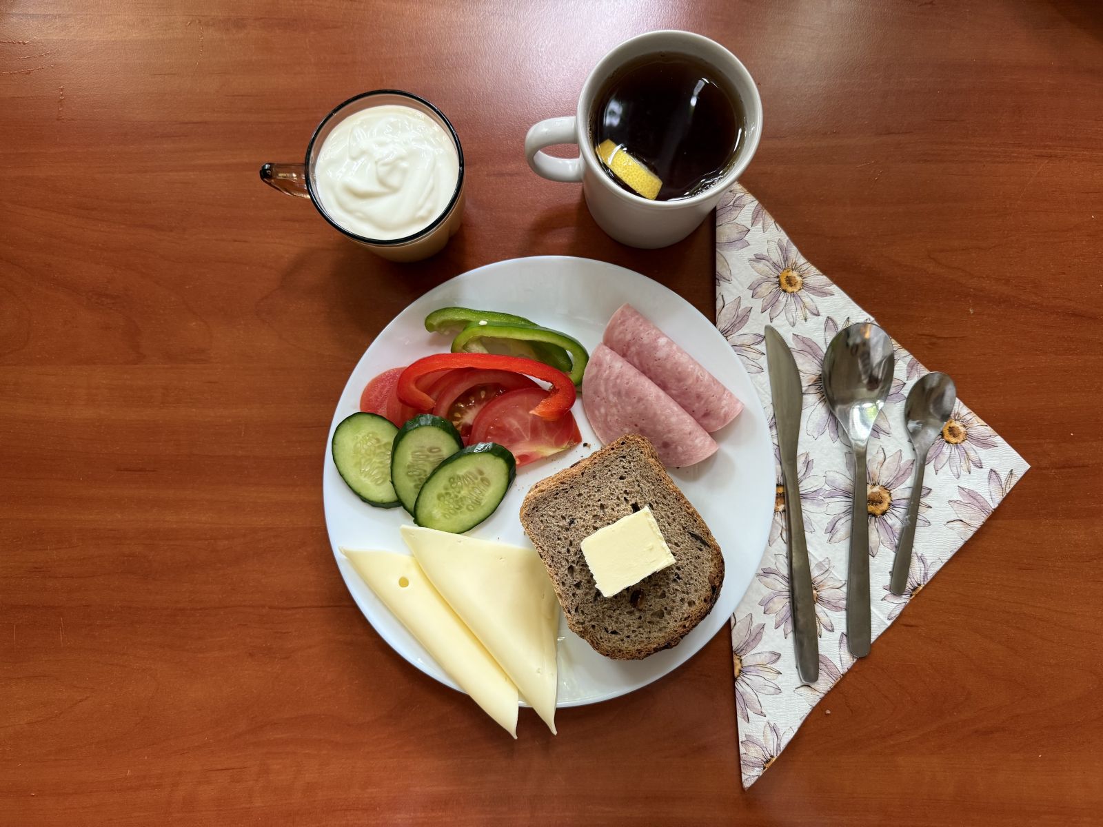 Jogurt naturalny, chleb żytni, wędlina, ser, warzywa, herbata.