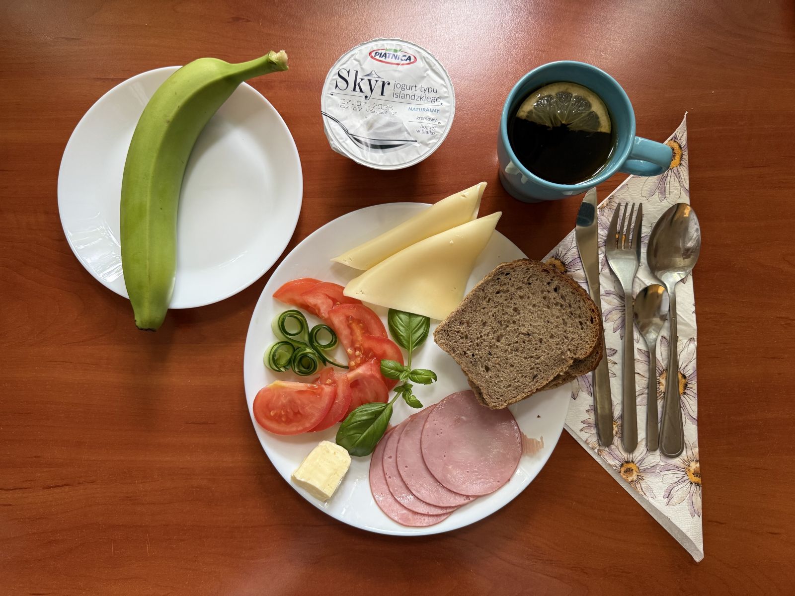 Chleb żytni, warzywa, ser, wędina, banan i skyr