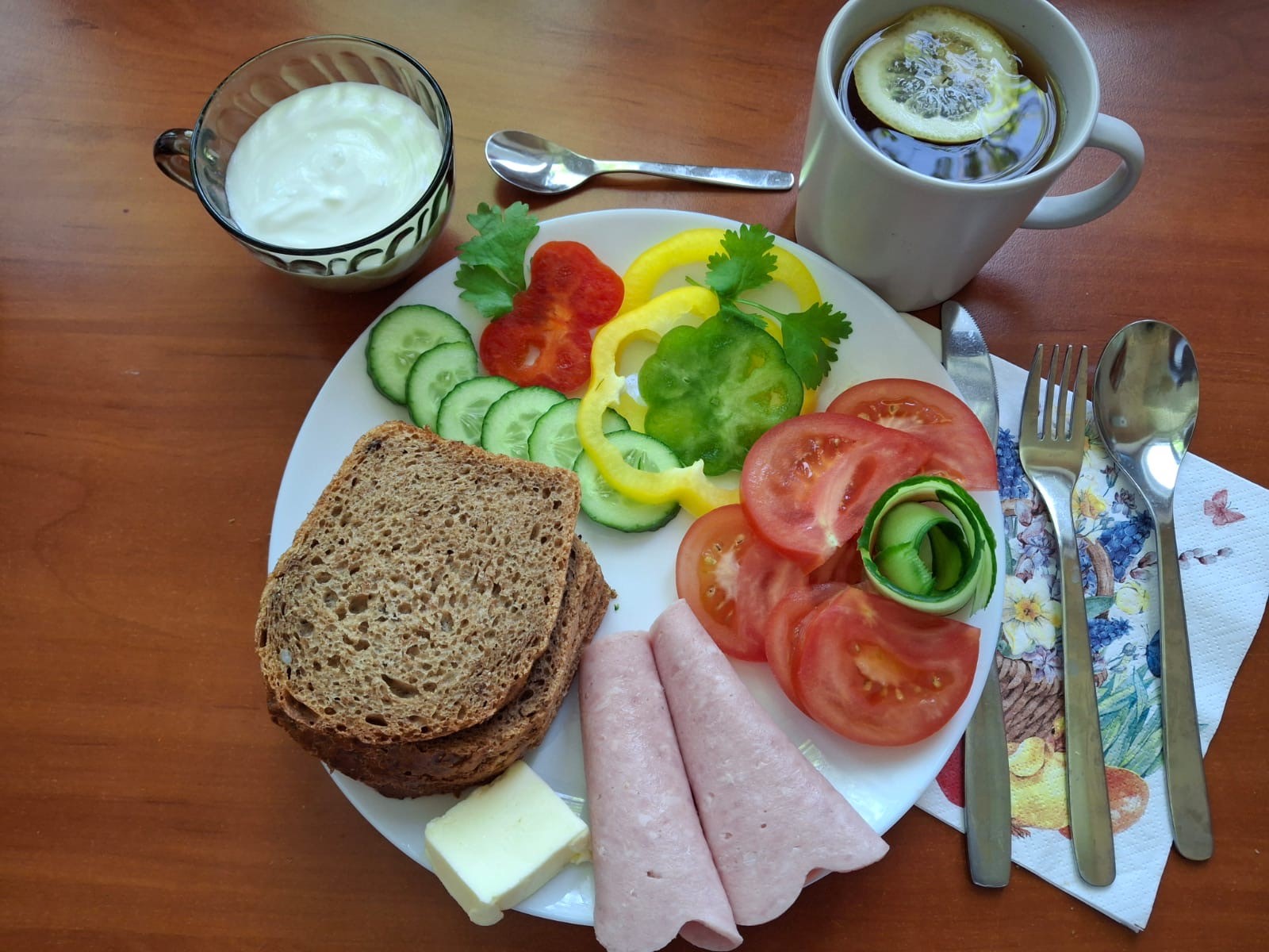 Jogurt naturalny, warzywa, chleb żytni, wędlina i herbata