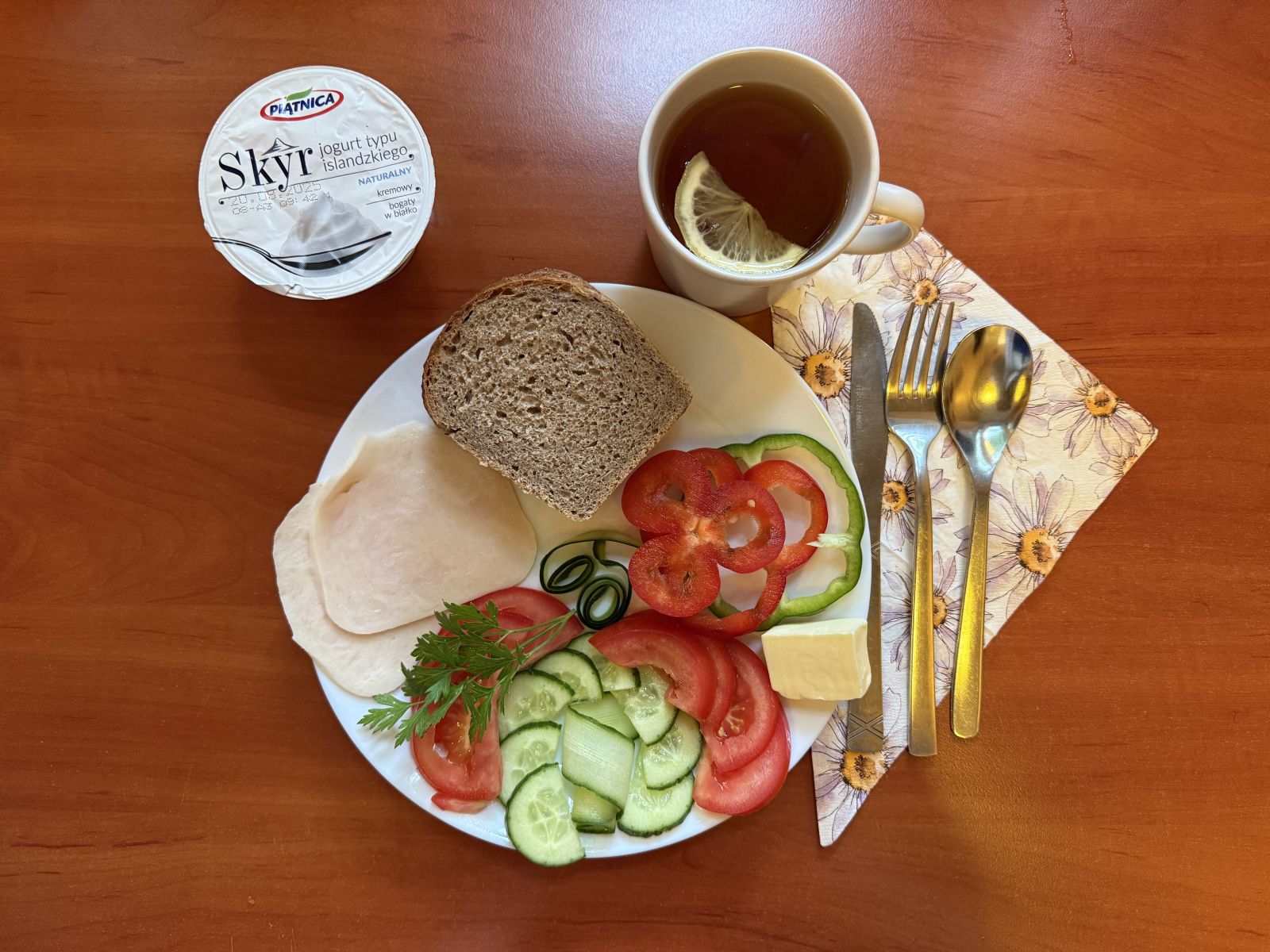 Chleb żytni, skyr, warzywa, szynka, ser, masło i herbata