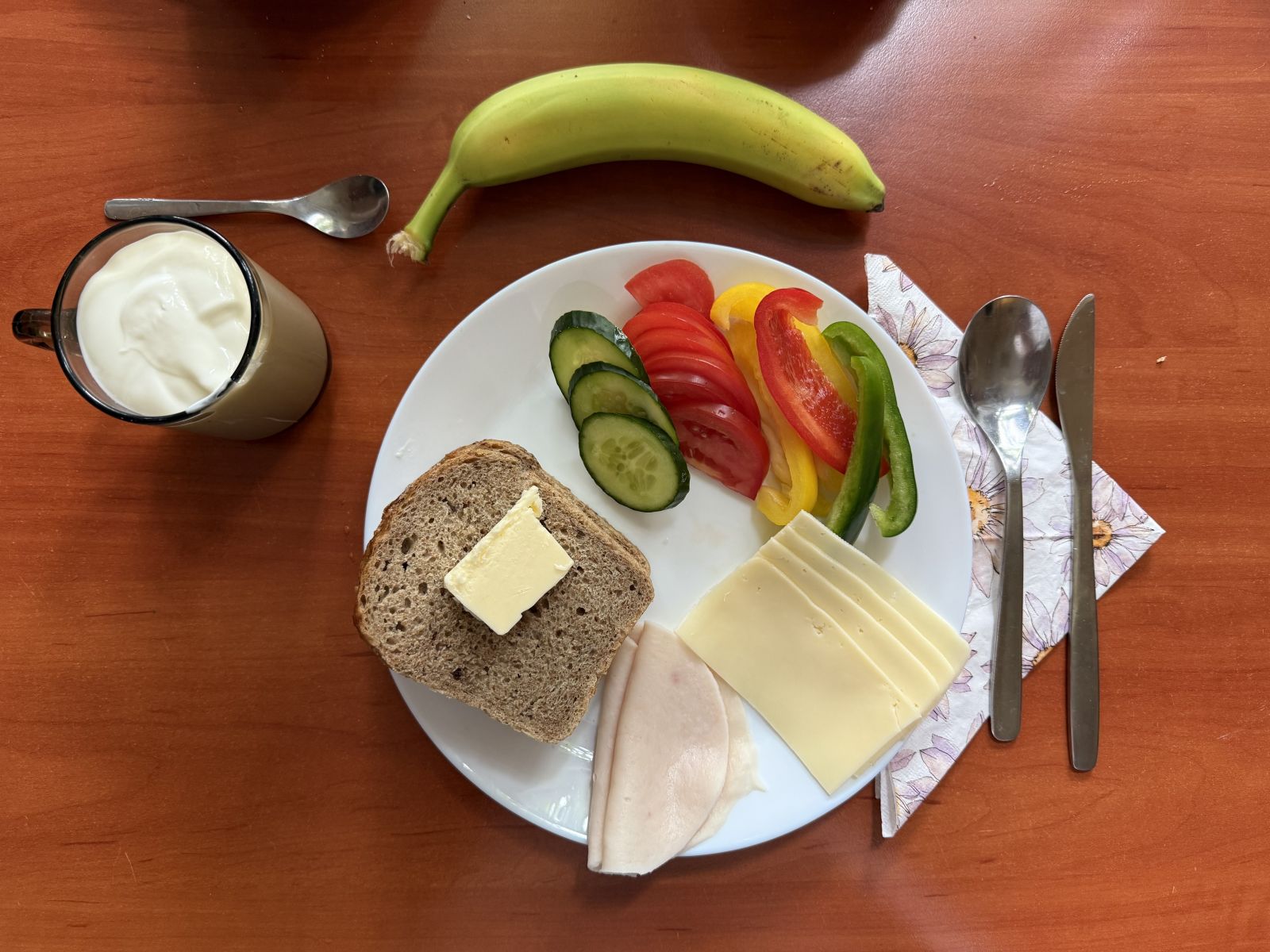 Chleb żytni, pomidor, ogórek, papryka,  ser, wędlina, herbata