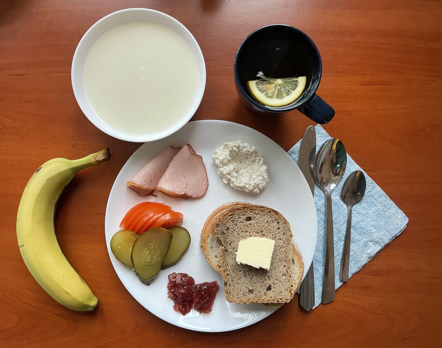 Kasza manna, wędlina, twaróg, chleb pszenny i żytni, warzywa, banan i herbata