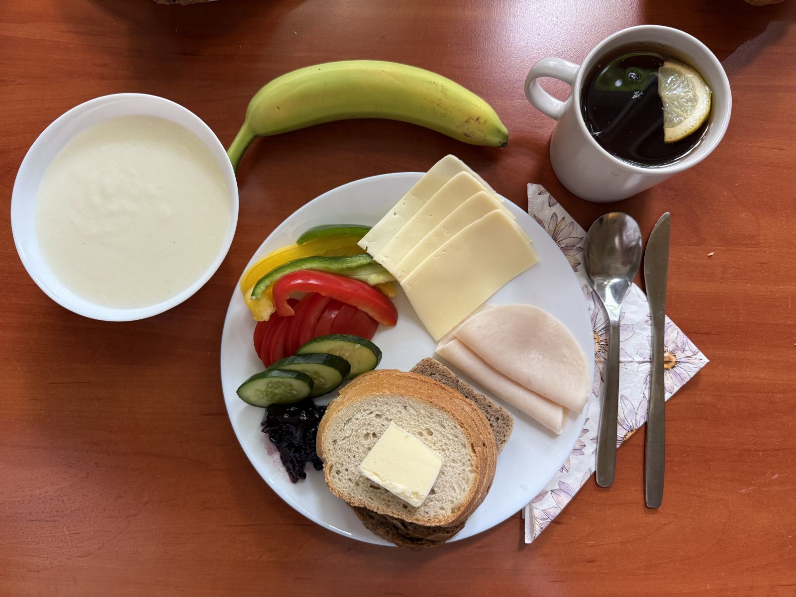 Kasza manna na mleku, chleb pszenny i żytni, pomidor, ogórek, papryka,  ser, wędlina, dżem