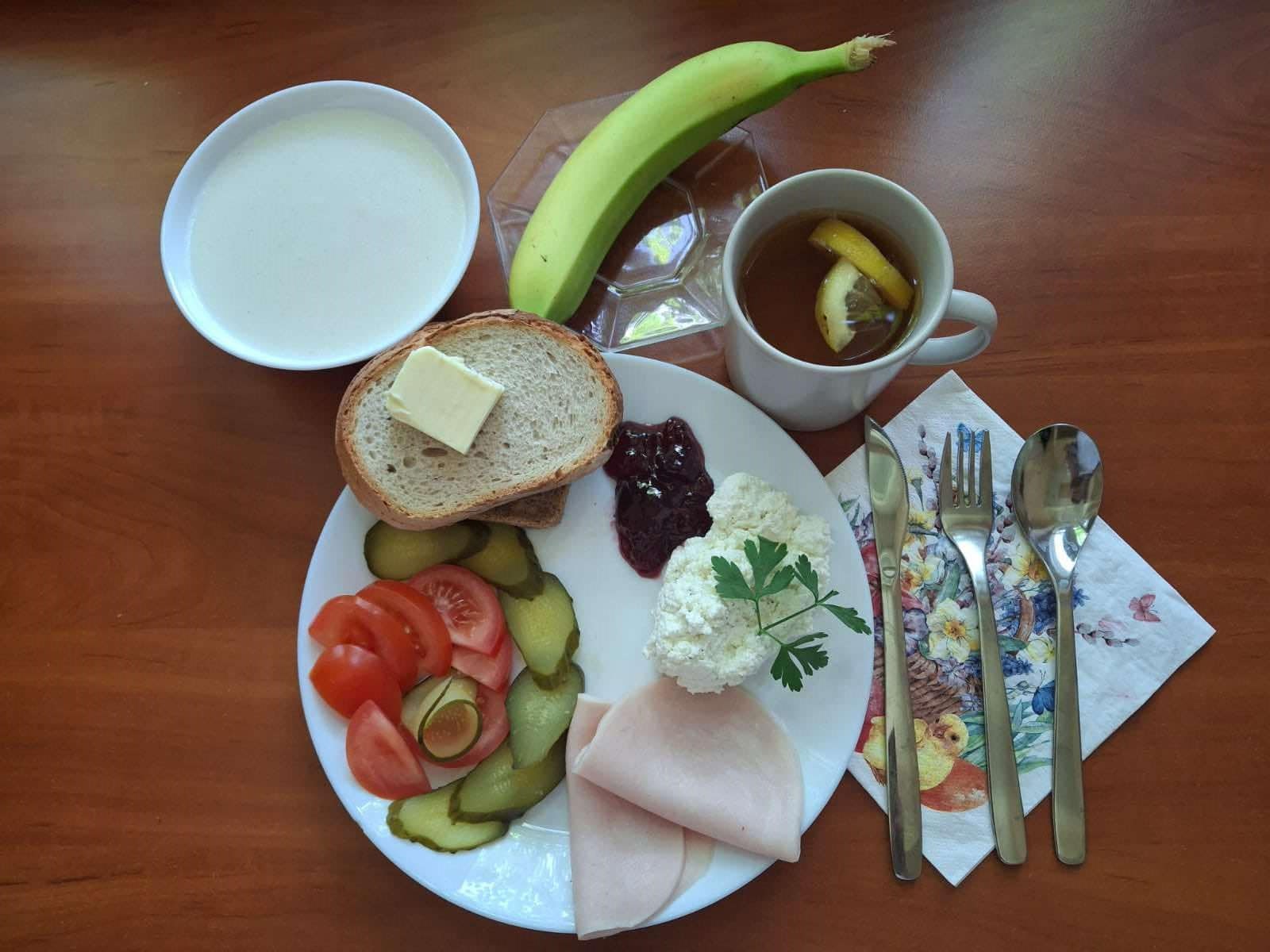 Pieczywo pszenne i żytnie, warzywa, twarożek, dżem, zupa mleczna, banan i herbata