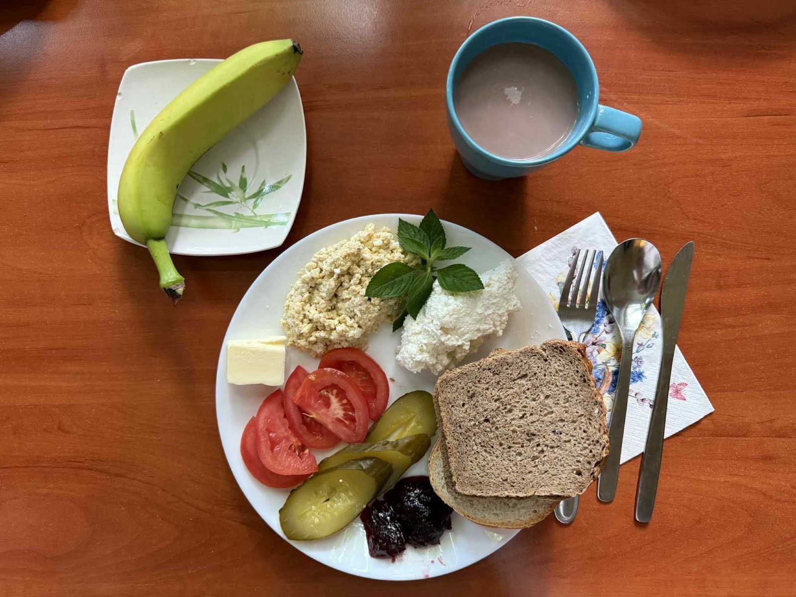 Kakao, banan, chleb pszenny i żytni, pasta jajeczna z tuńczykiem, warzywa, dżem i masło