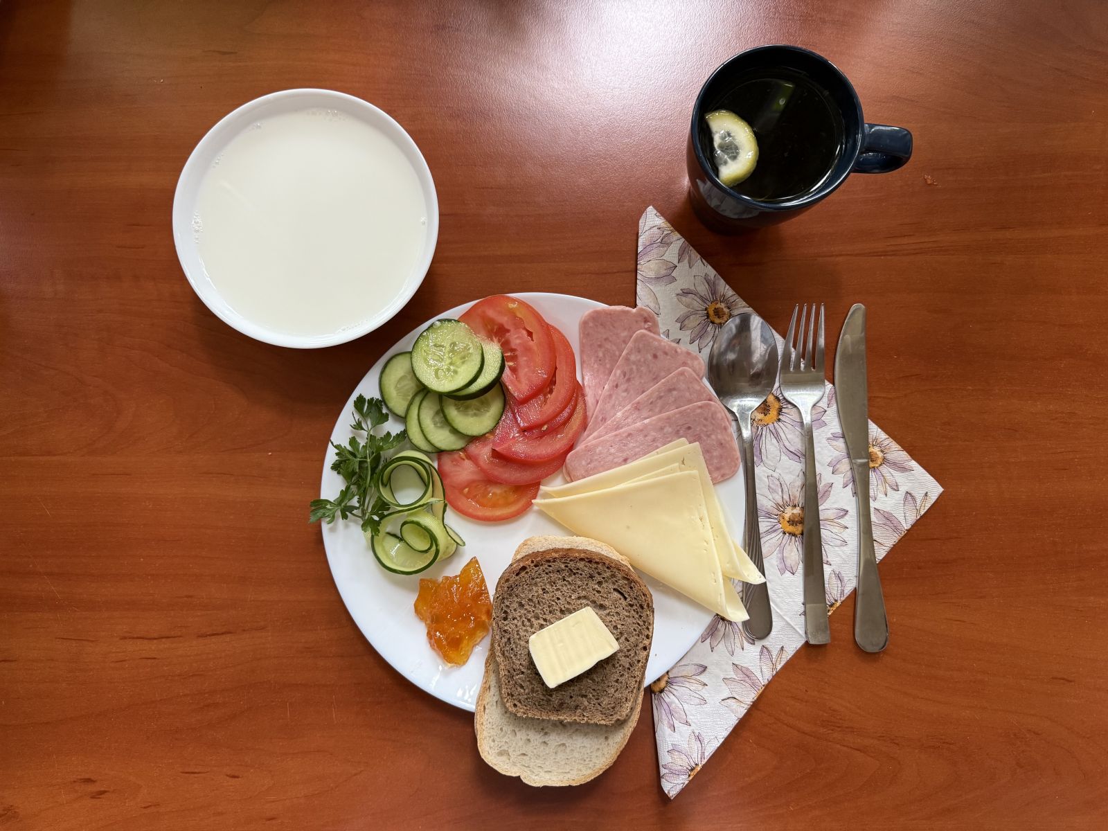 Zupa mleczna, wędlina, ser, pieczywo pszenne i żytnie, warzywa, dżem i masło