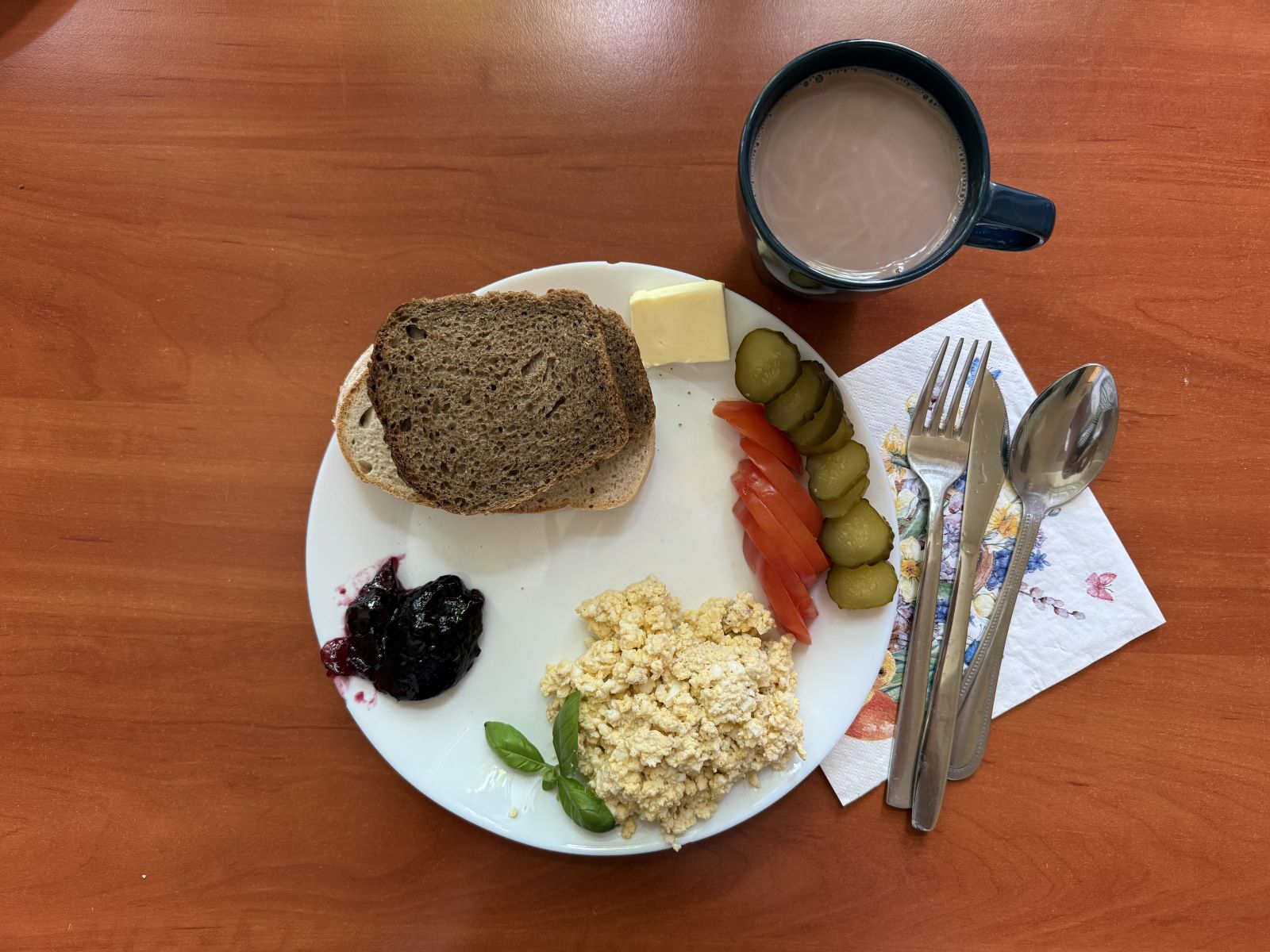 Chleb pszenny i żytni, pasta jajeczna z tuńczykiem, warzywa, dżem i kakao
