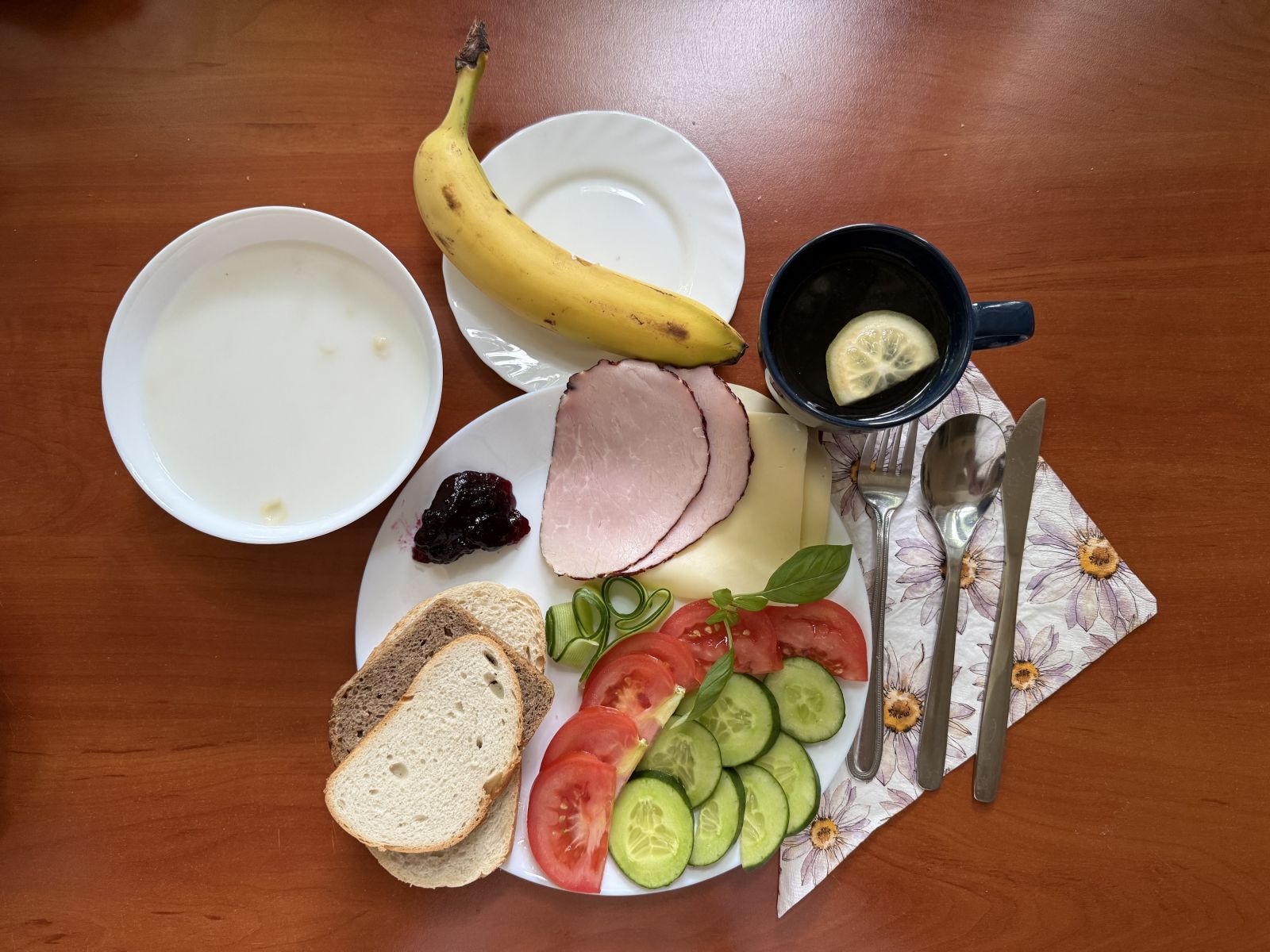 Makaron na mleku, chleb pszenny i żytni, wędlina, ser, warzywa i dżem. Dodatkowo: banan i herbata.