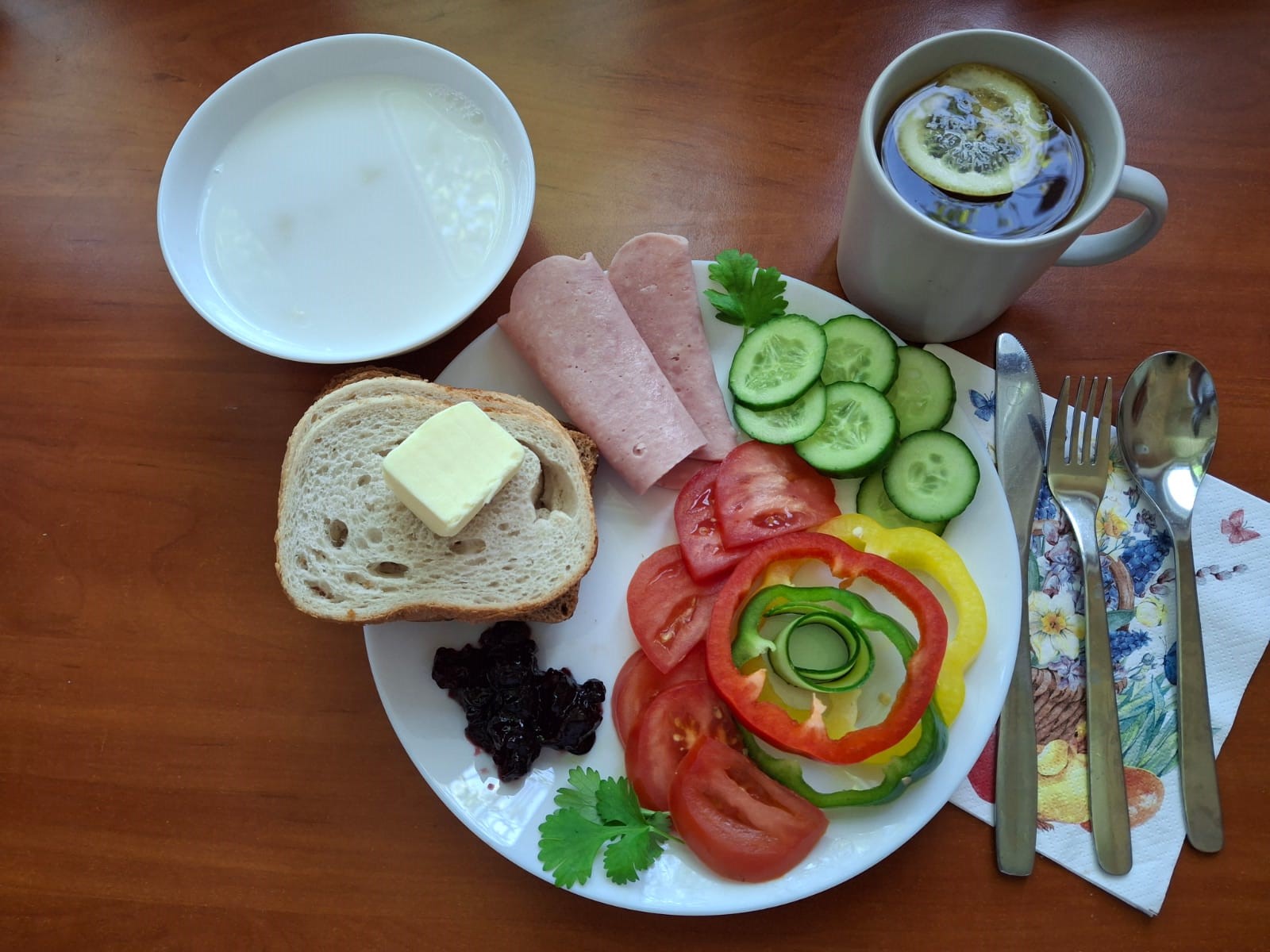 Makaron na mleku, pieczywo pszenne i żytnie, wędlina, warzywa i dżem