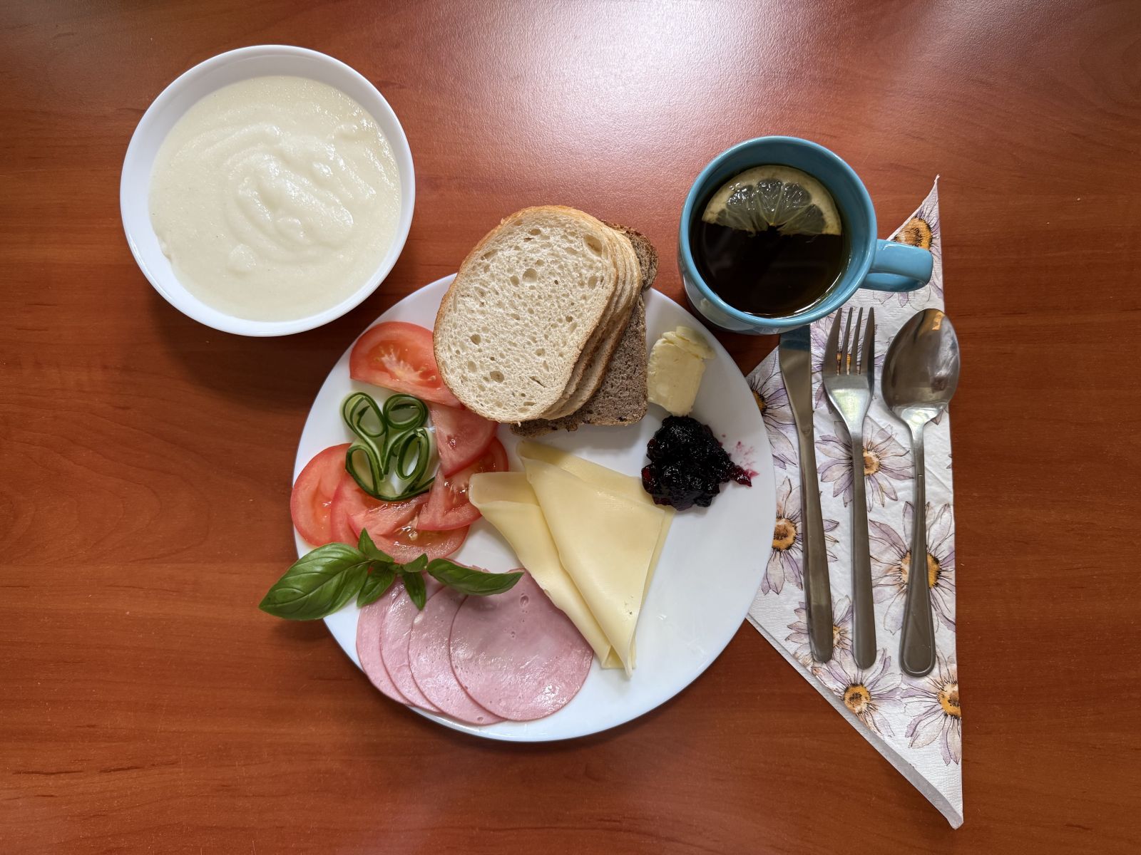 Kasza manna, chleb pszenny i żytni, warzywa, dżem, ser i wędlina