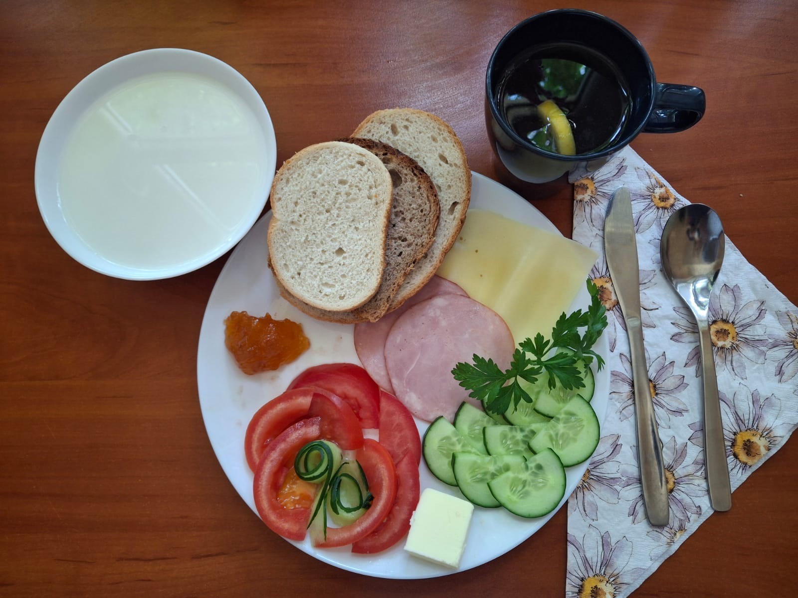 Makaron na mleku, pieczywo pszenne i żytnie, wędlina, ser, warzywa, masło i herbata