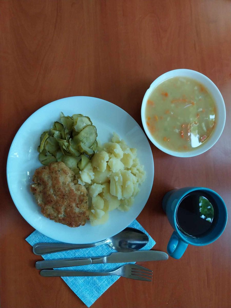 zupa grochowa, kotlet rybny, ziemniaki, ogórki kiszone, kompot