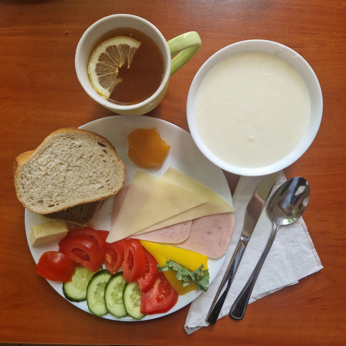 zupa mleczna, dżem, kanapki z masłem, serem i wędliną, warzywa, herbata z cytryną