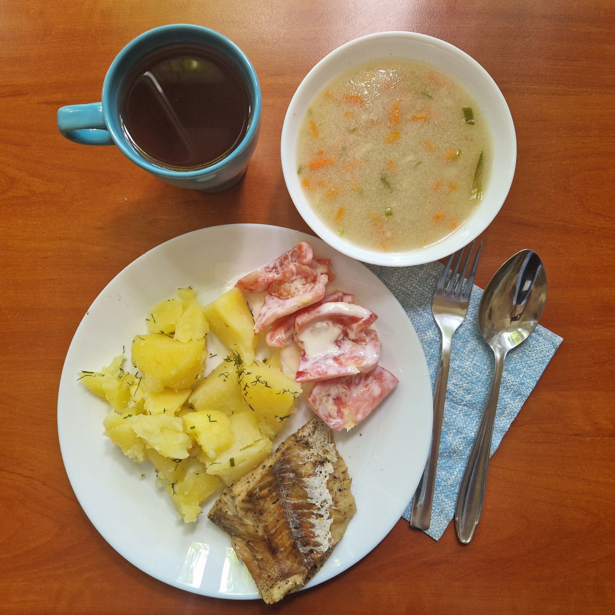 zupa wiosenna, filet rybny pieczony, ziemniaki, pomidory, kompot