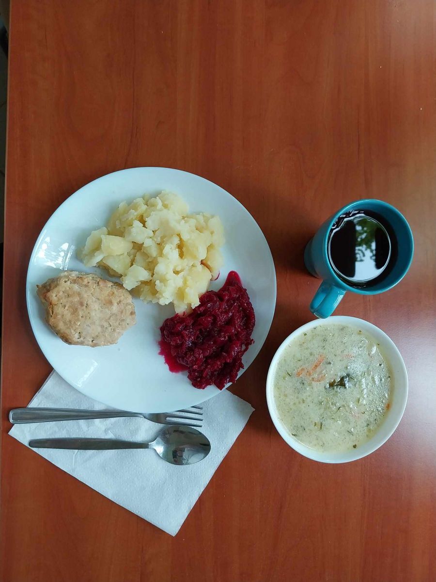 zupa ogórkowa, kotlet mielony, ziemniaki, buraki, kompot