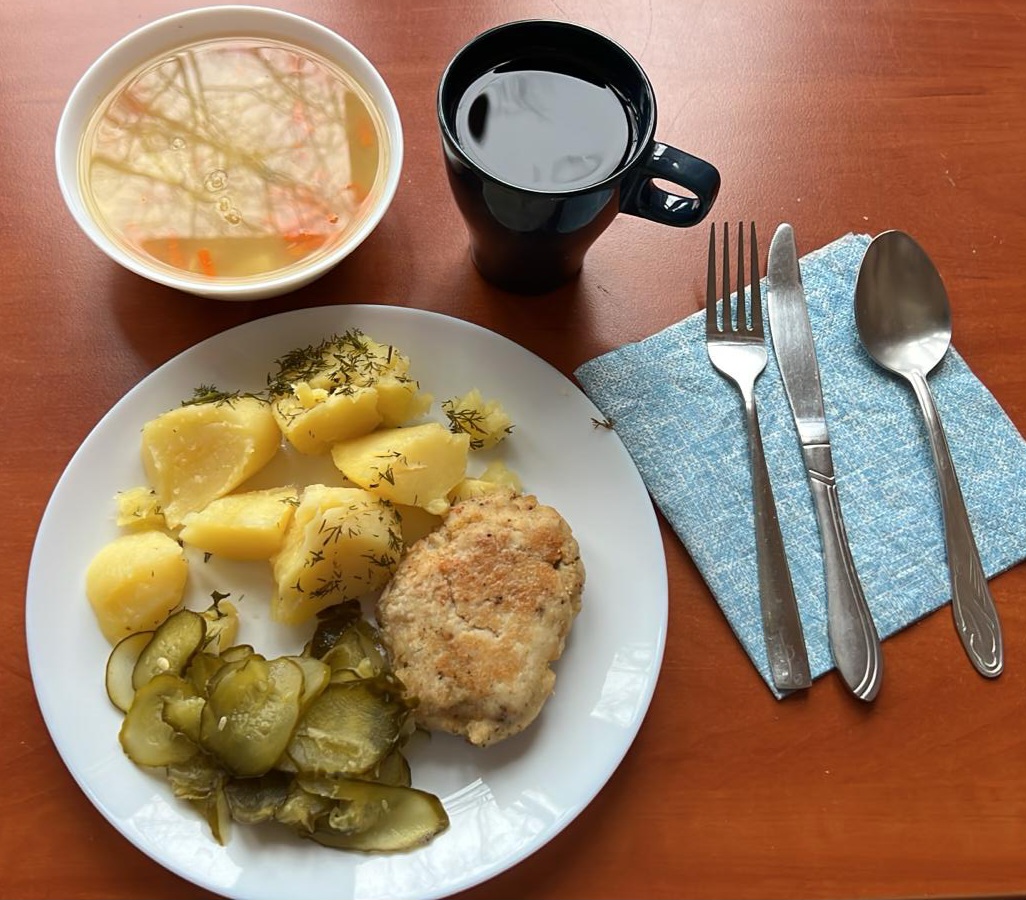 zupa z soczewicą, kotlet rybny, ziemniaki, ogórki kiszone, kompot