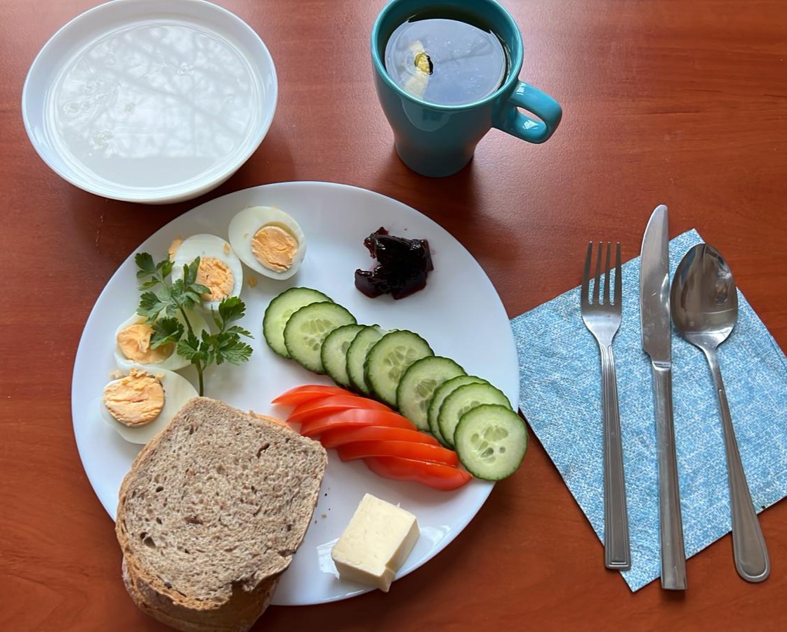 zupa mleczna, dżem, kanapki z jajkiem i warzywami, herbata z cytryną