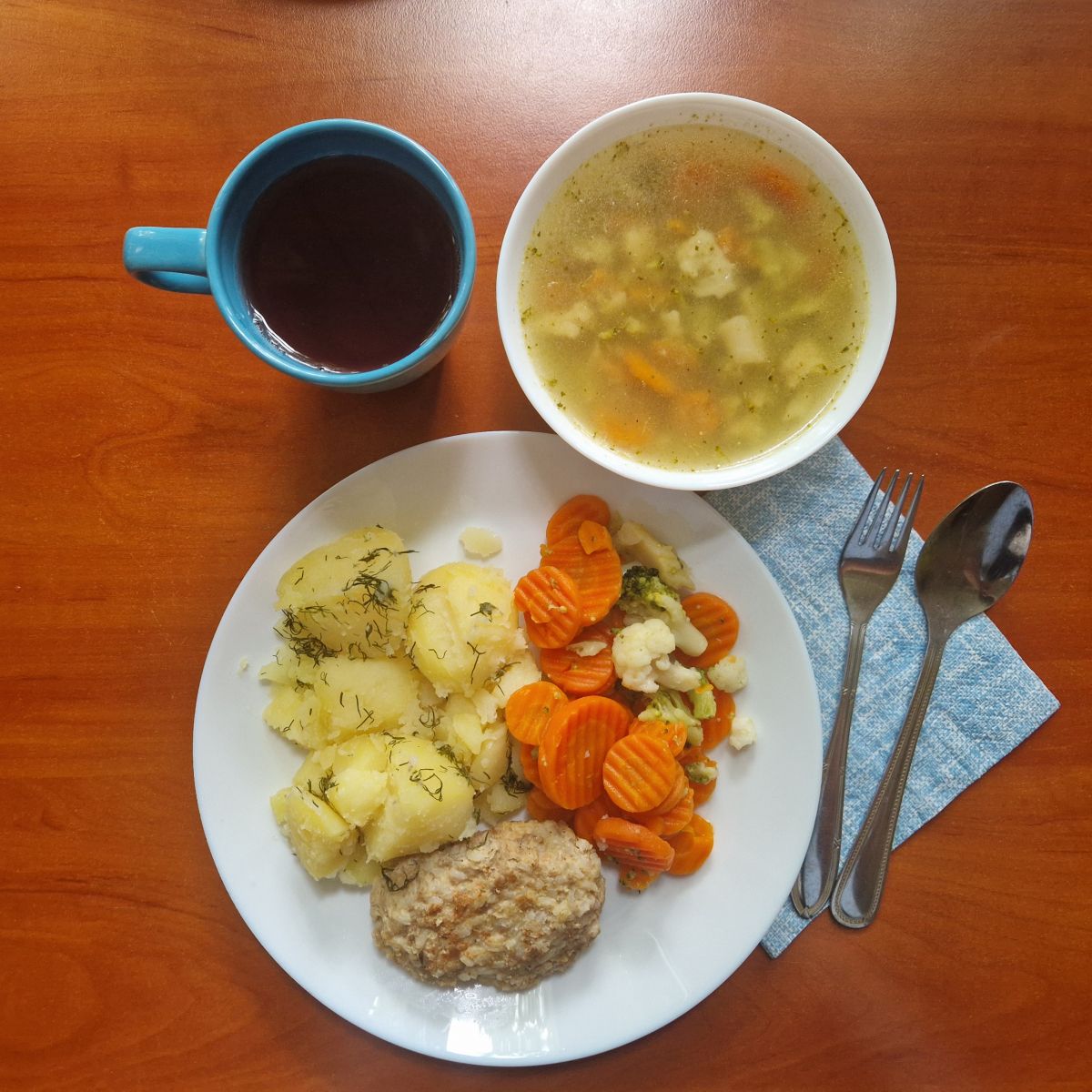 zupa jarzynowa, kotlet mięsno-ryżowy, ziemniaki, bukiet warzyw, kompot