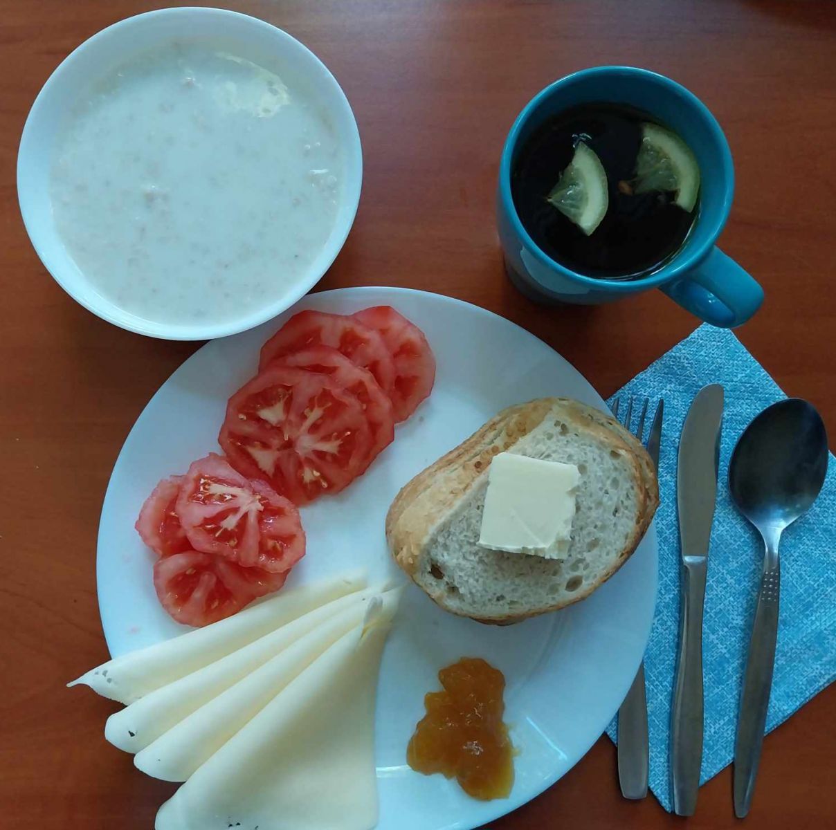 zupa mleczna, dżem, kanapki z serem i pomidorem, herbata z cytryną