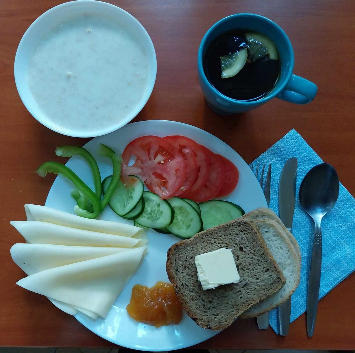 zupa mleczna, dżem, kanapki z serem i warzywami, herbata z cytryną