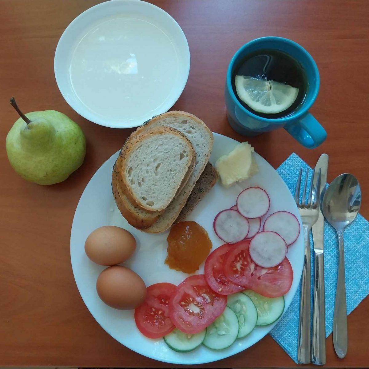 zupa mleczna, kanapki z warzywami, jajkiem, dżem, herbata z cytryną, gruszka