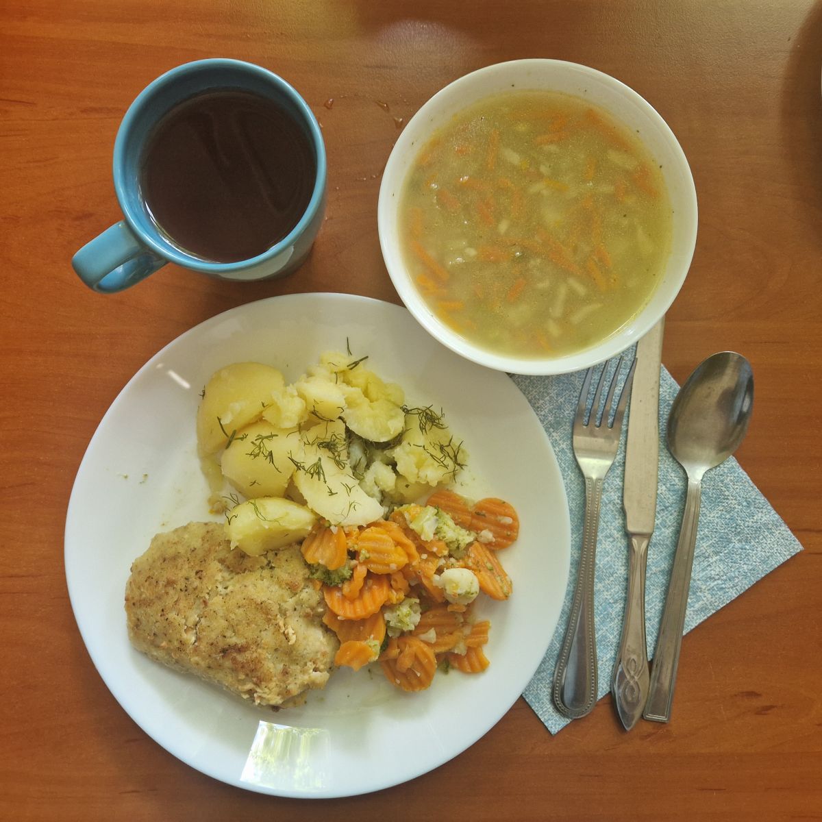 krupnik, kotlet rybny, ziemniaki, bukiet warzyw, kompot