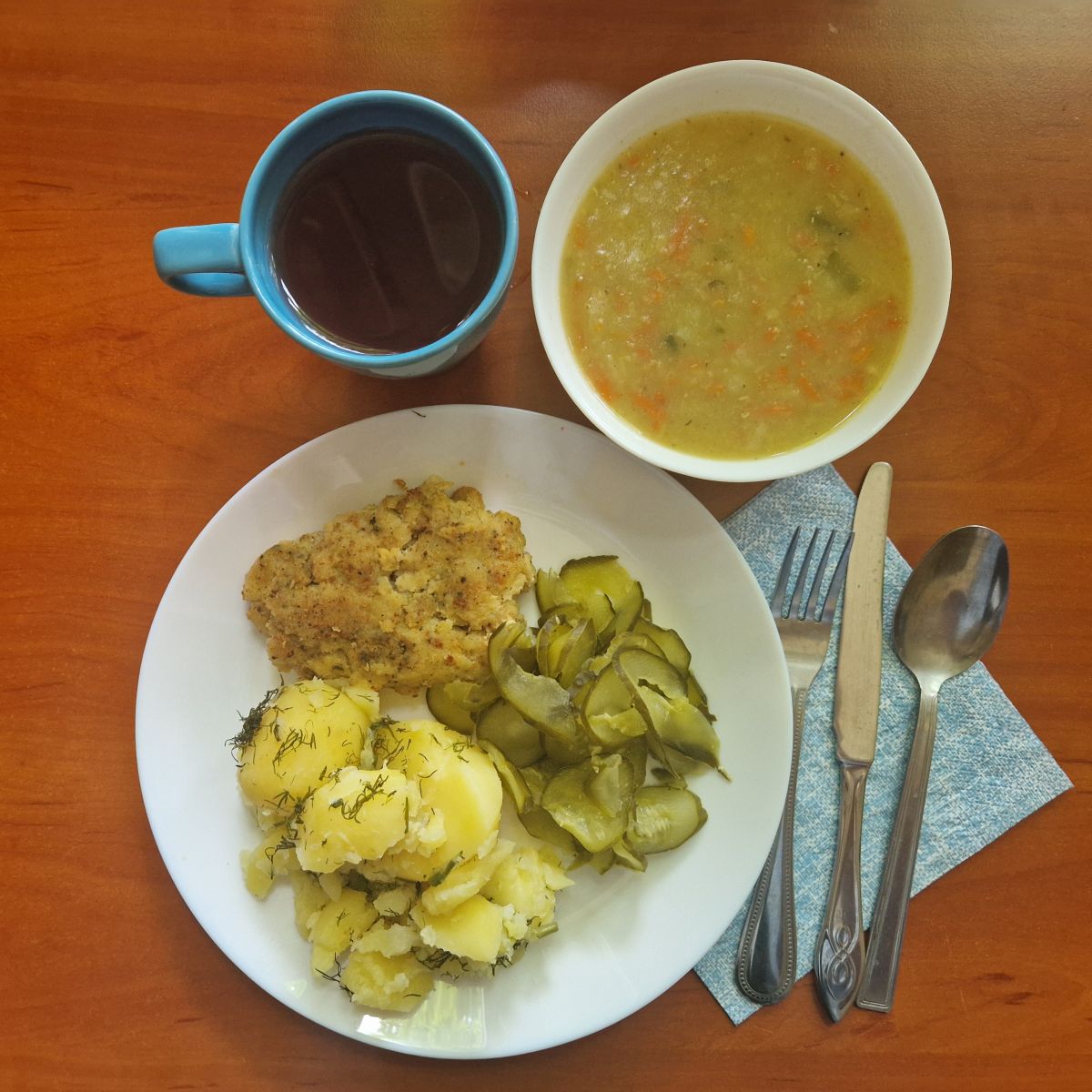 zupa z soczewicy, kotlet rybny, ziemniaki, ogórki kiszone, kompot