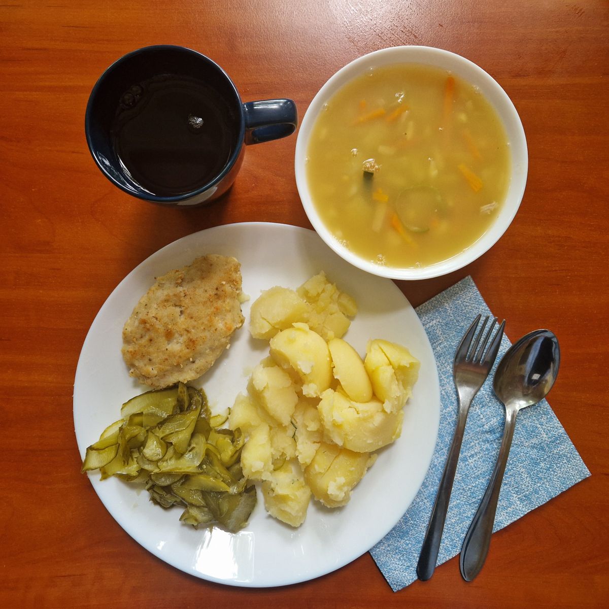 ZUPA Z SOCZEWICĄ, KOTLET RYBNY, ZIEMNIAKI. OGÓRKI KISZONE, KOMPOT