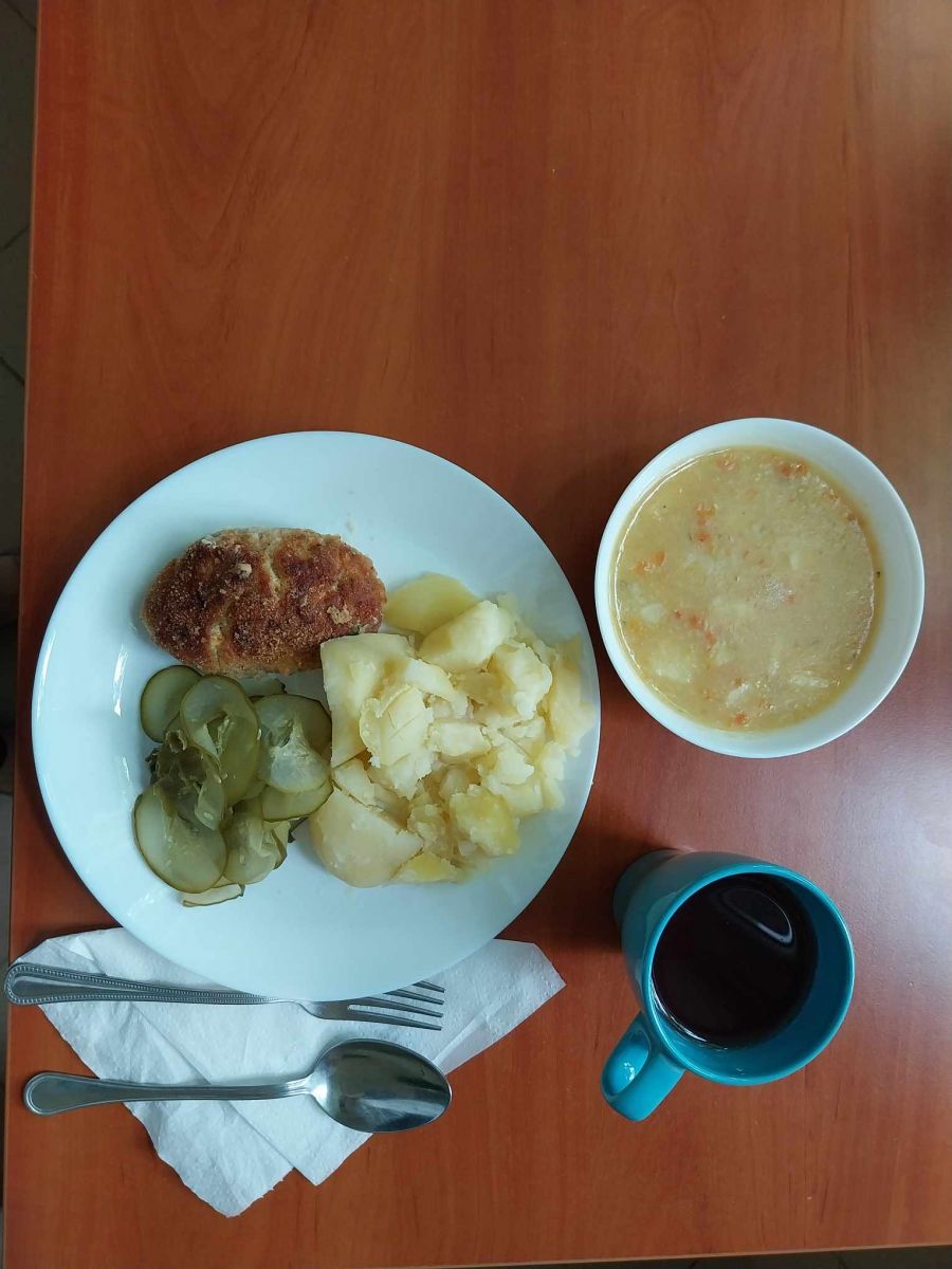 zupa z soczewicy, kotlet rybny, ziemniaki, ogórek kiszony, kompot