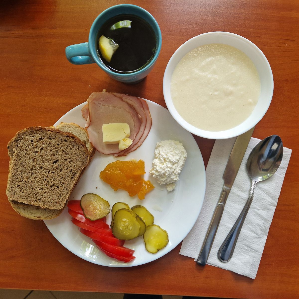 zupa mleczna, dżem, kanapki z twarożkiem, wędliną i warzywami, herbata z cytryną