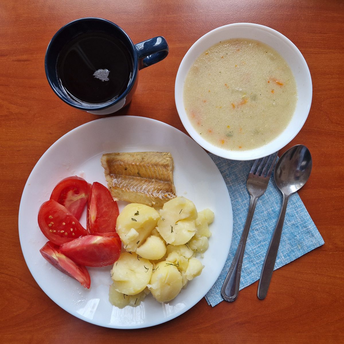 zupa grysikowa, filet rybny z ziemniakami i pomidorami, kompot