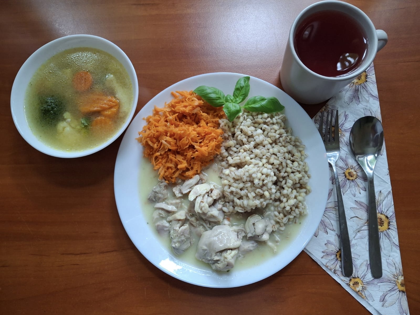 Zupa jarzynowa, gulasz z indyka, kasza jęczmienna, surówka z marchewki, kompot
