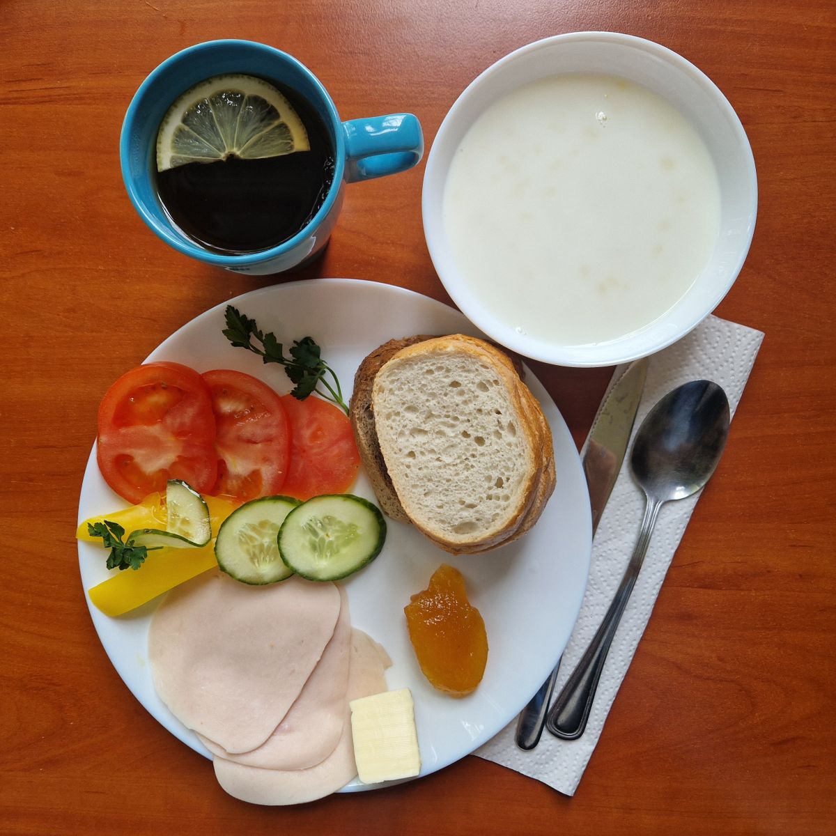 zupa mleczna, dżem, pieczywo z masłem, wędliną i warzywami