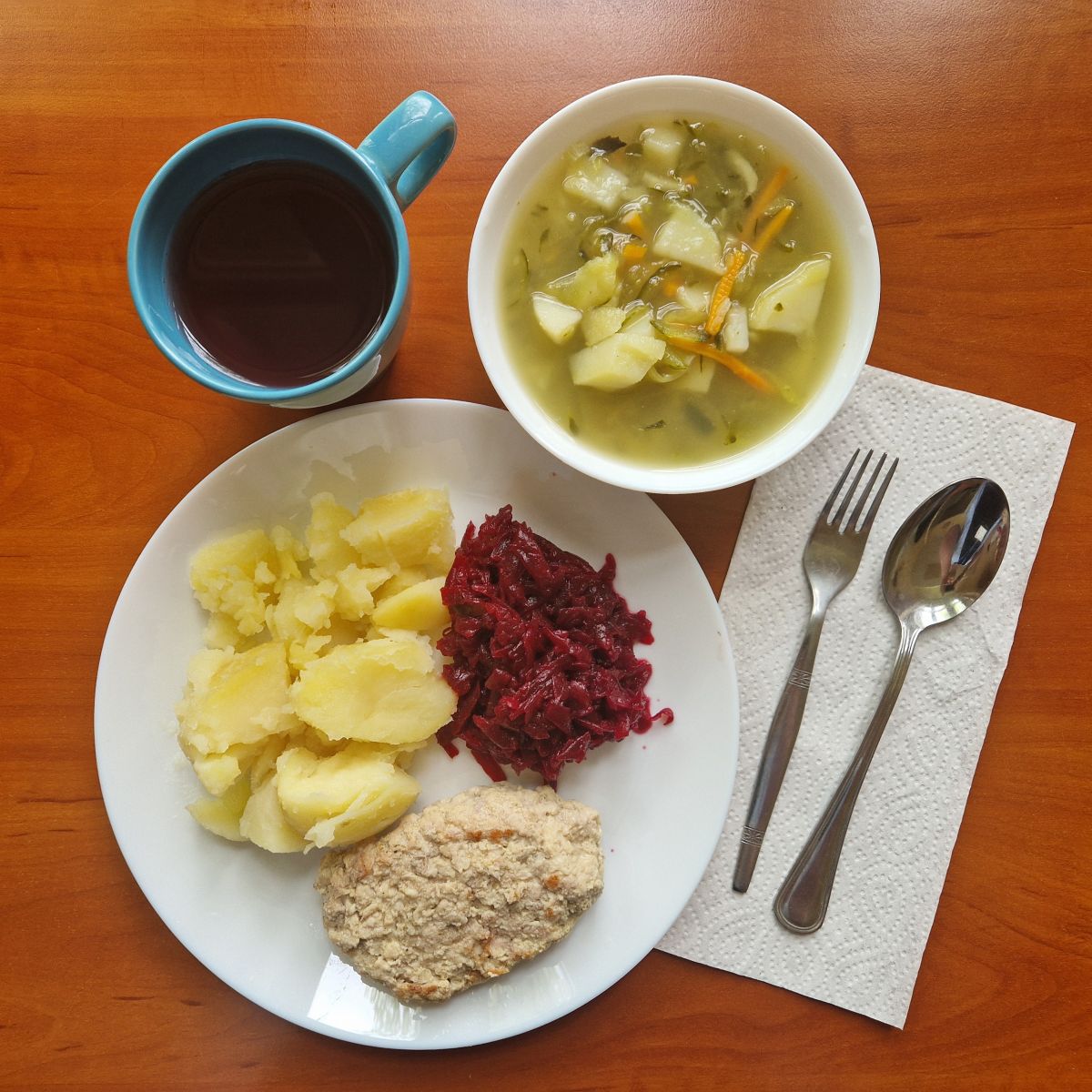 zupa ogórkowa, kotlet mielony z ziemniakami i surówką z buraków