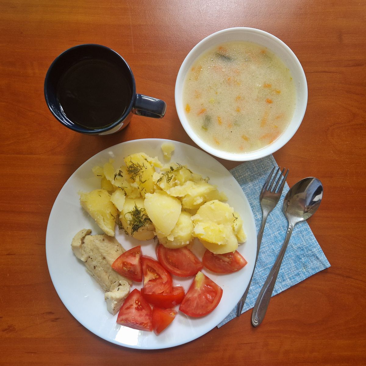 zupa wiosenna, filet rybny z ziemniakami i pomidorami, kompot