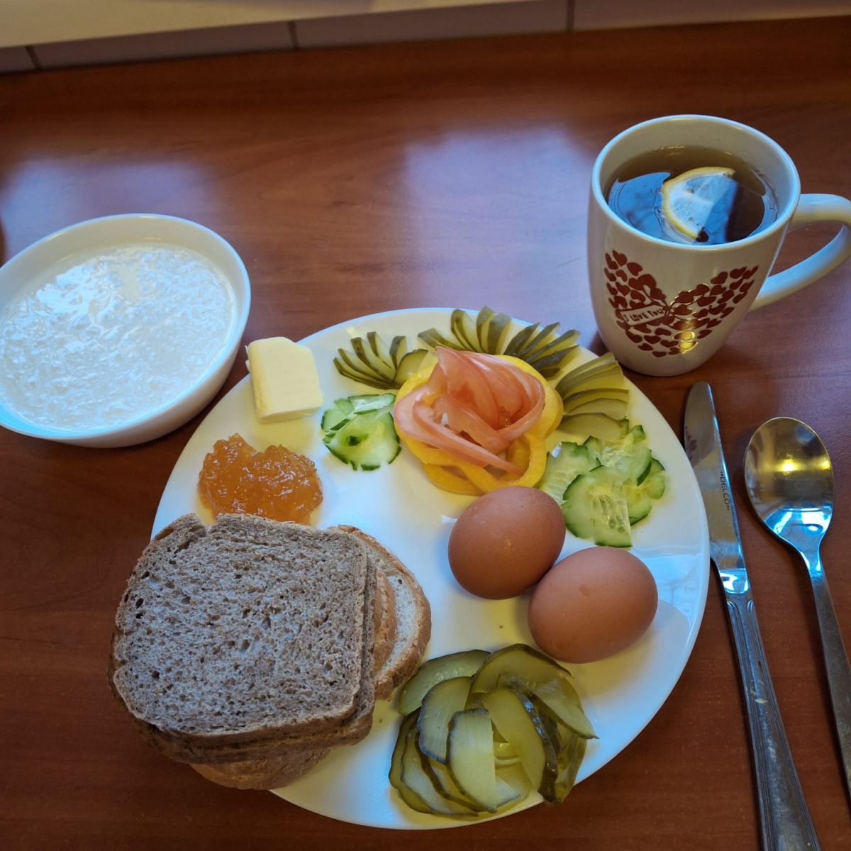 Płatki ryżowe na mleku, pomidor, ogórek, jaja, dżem, masło, chleb