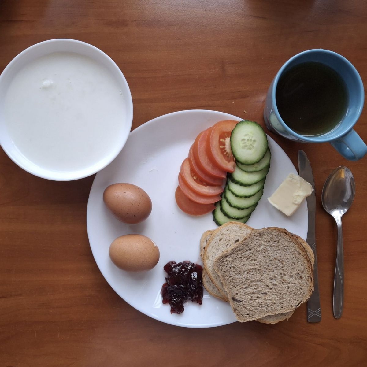 Płatki ryżowe na mleku, chleb pszenny i żytni, pomidor, ogórek, papryka, jaja, dżem