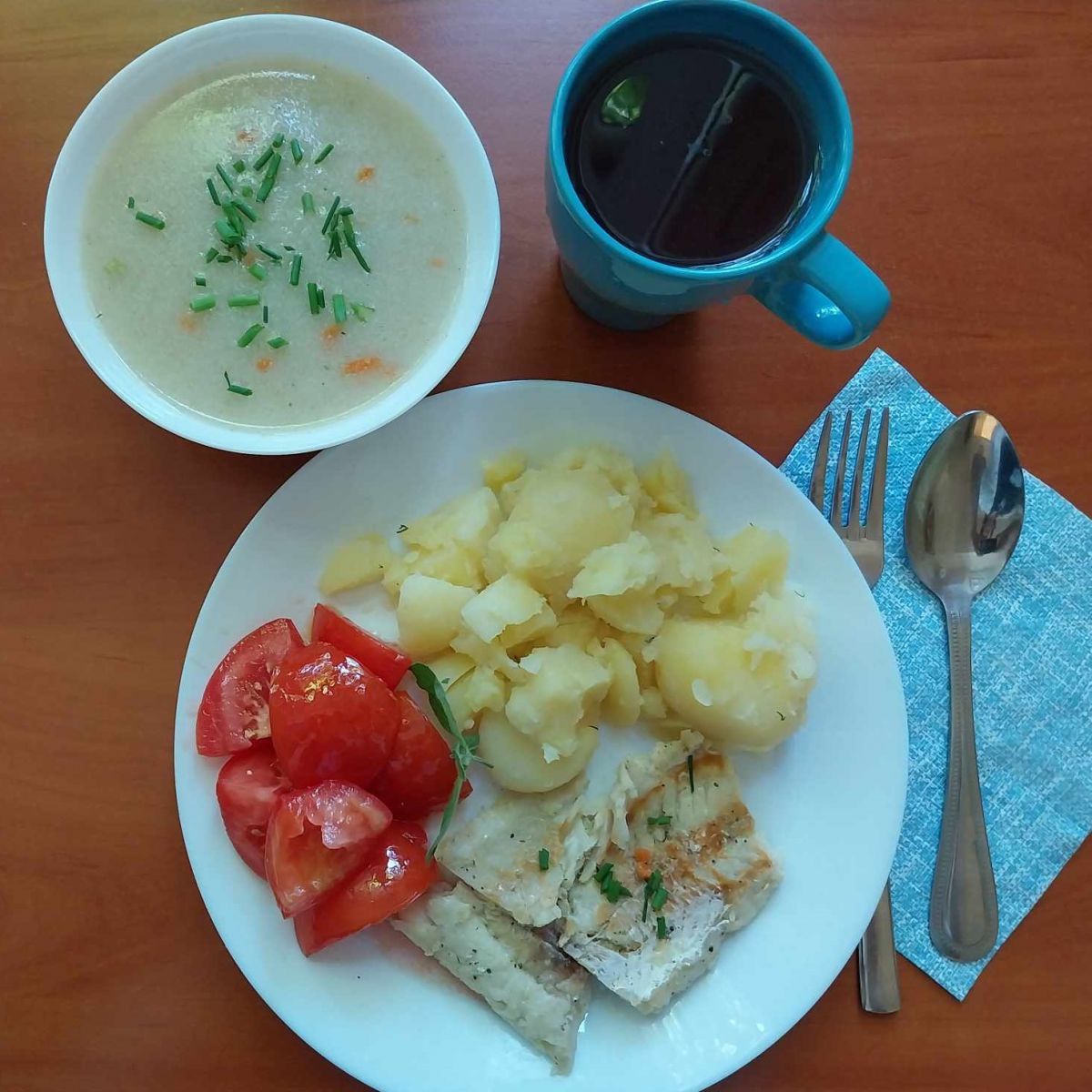 zupa wiosenna, filet rybny, ziemniaki, pomidory z olejem, kompot