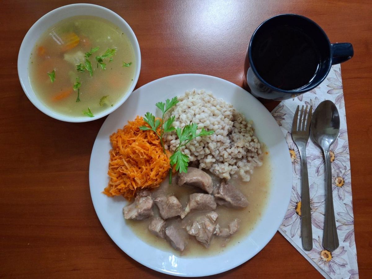 Zupa jarzynowa, gulasz wieprzowy, kasza jęczmienna, surówka z marchewki, kompot