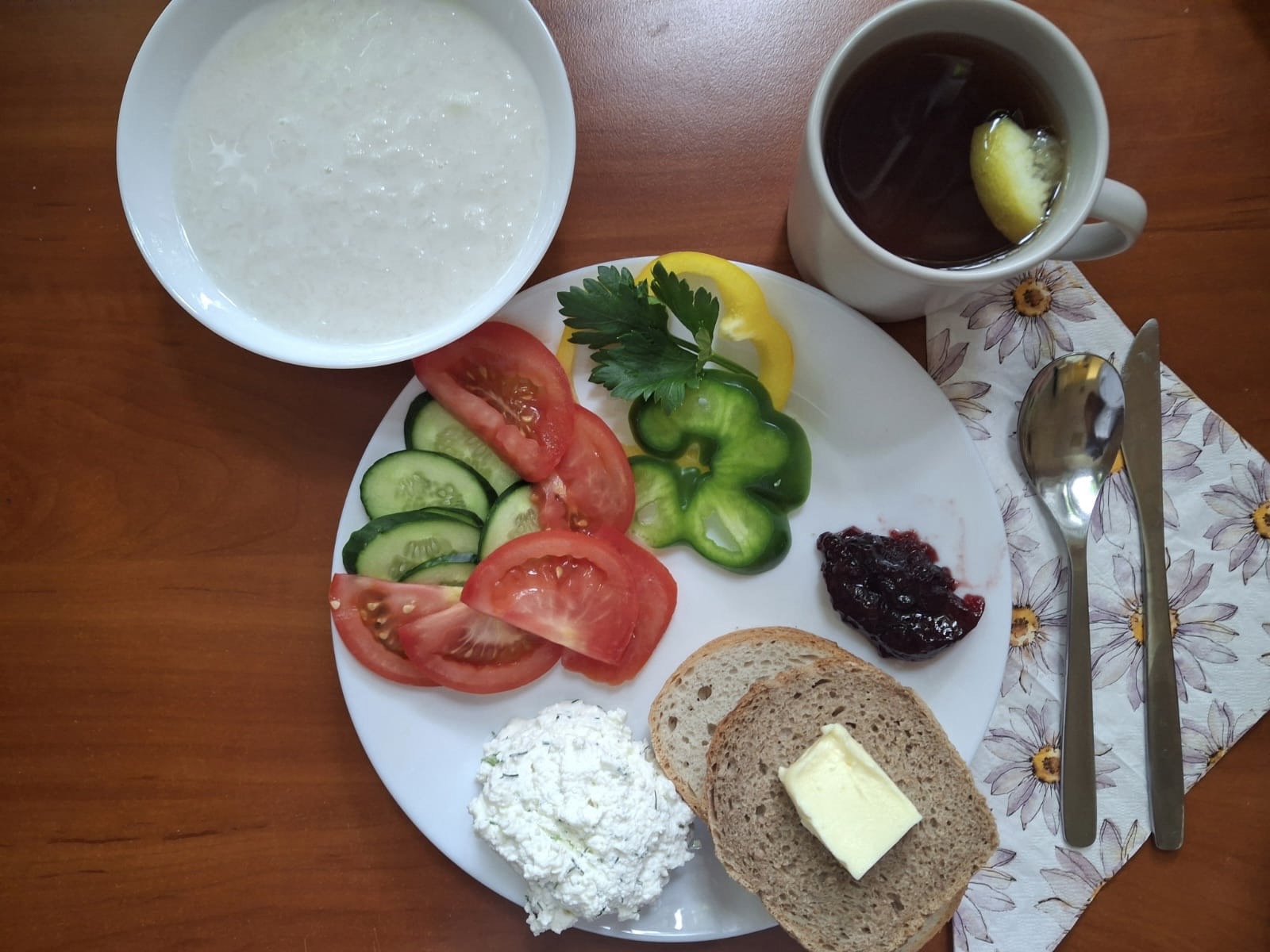 Płatki ryżowe na mleku, chleb pszenny i żytni, pomidor, ogórek, papryka,  twarożek, dżem