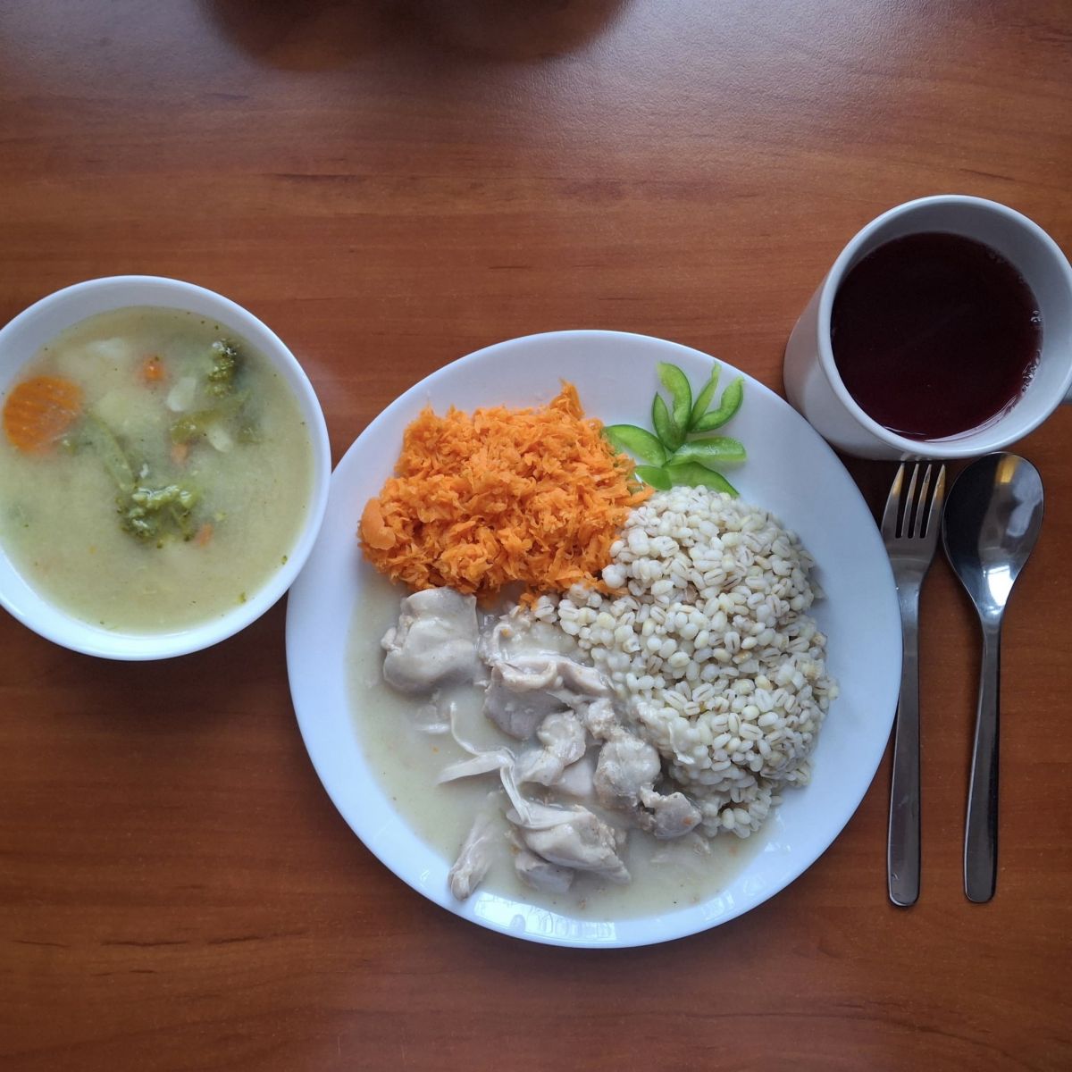 Zupa jarzynowa, gulasz z indyka, kasza jęczmienna, surówka z marchewki, kompot