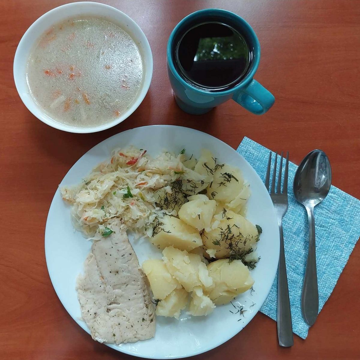 zupa wiosenna, filet rybny, ziemniaki, surówka z kapusty kiszonej, kompot